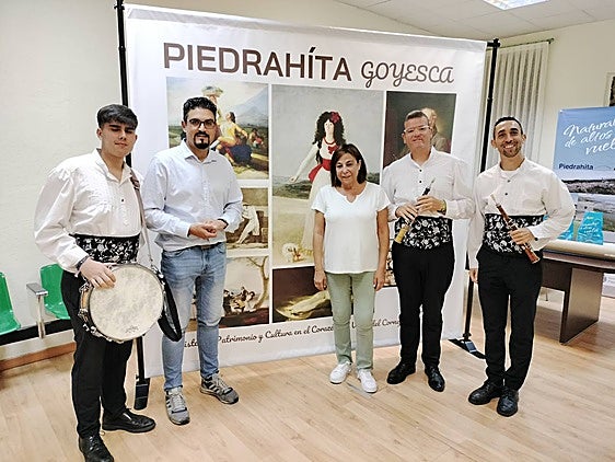 Autoridades locales (Ricardo Jiménez y Carmen Zafra) junto a los dulzaineros.