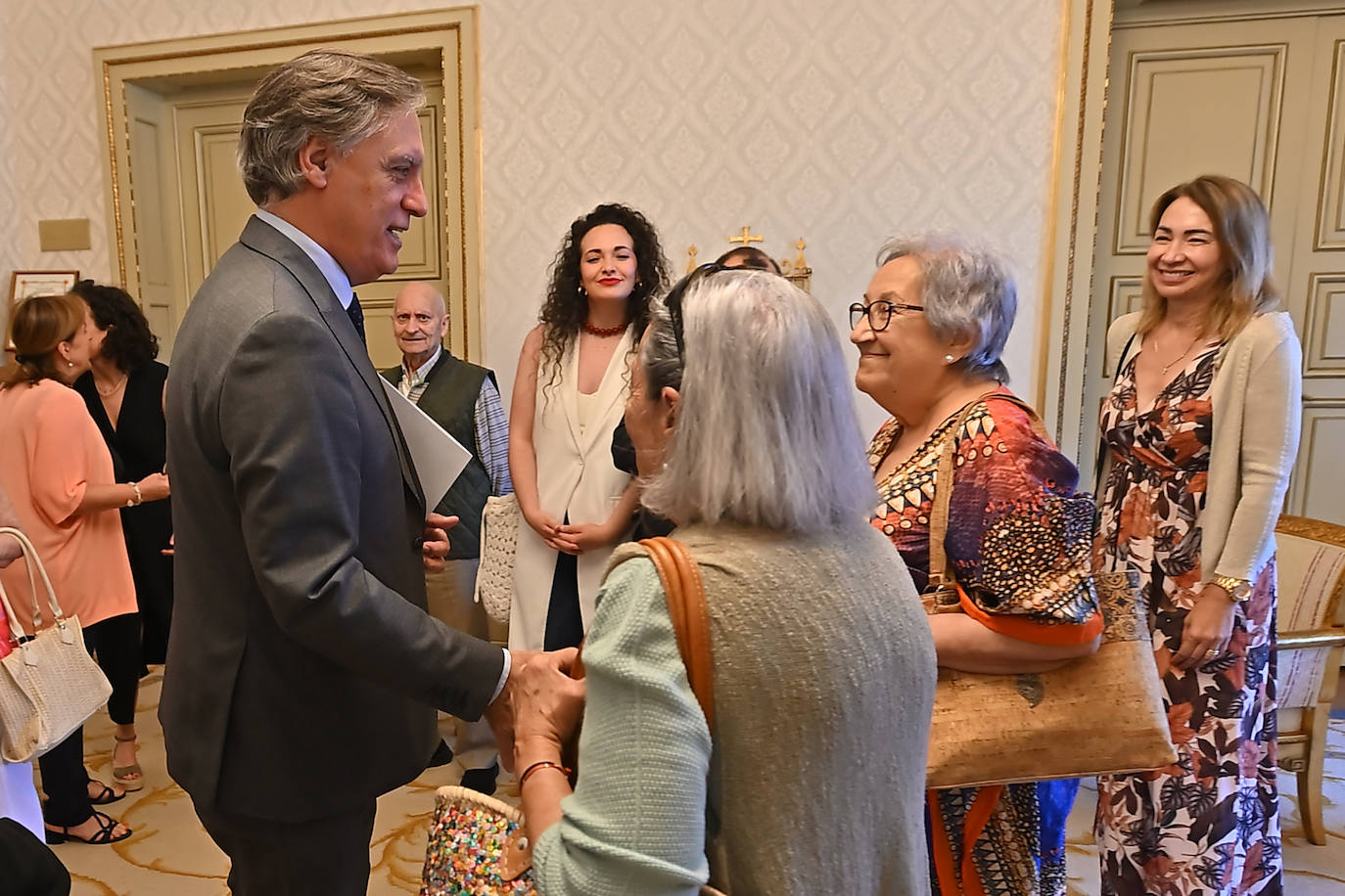 El alcalde de Salamanca, Carlos García Carbayo, conversa con varias personas usuarias de 'Salamanca Acompaña' el pasado 24 de junio.