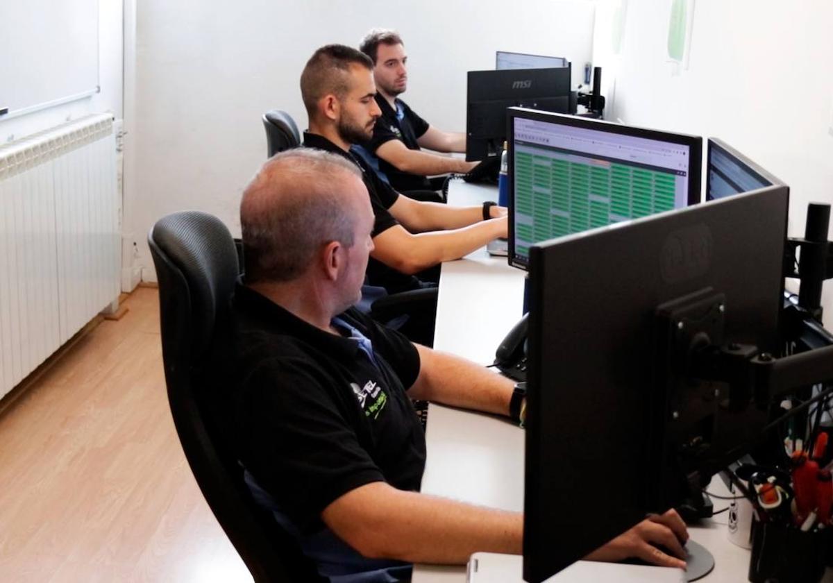 El equipo de trabajo del centro de gestión de Setel Conecta.