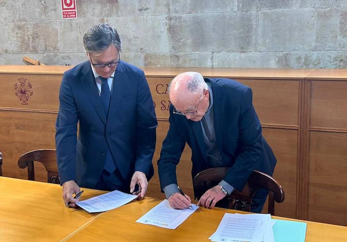 El alcalde de Salamanca, Carlos García Carbayo, y el deán de la Catedral, Antonio Matilla, en la mañana de este viernes.