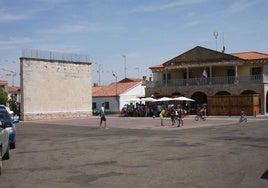 La Plaza Mayor de Matacán y el Ayuntamiento de Valdelosa.