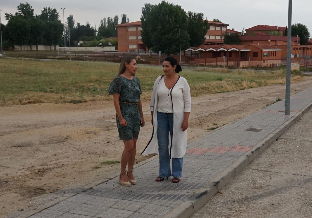 Las concejalas Marta Labrador y Silvia González en el lugar donde se hará el aparcamiento.