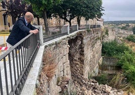 El alcalde de Ledesma, Exuperancio Benito, asomándose para ver la muralla derrumbada.