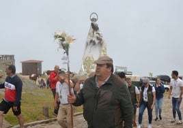 Los mozos cargan con la imagen de la Virgen, camino a la iglesia