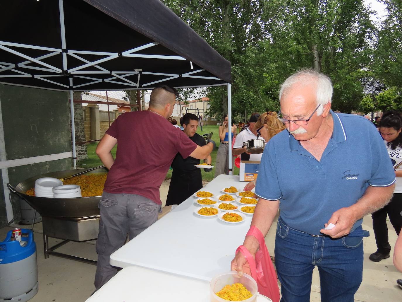 Paella para 750 paladares en Paradinas de San Juan