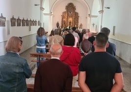 Familiares, vecinos y amigos durante la homilía en la iglesia de la localidad de Vecinos.