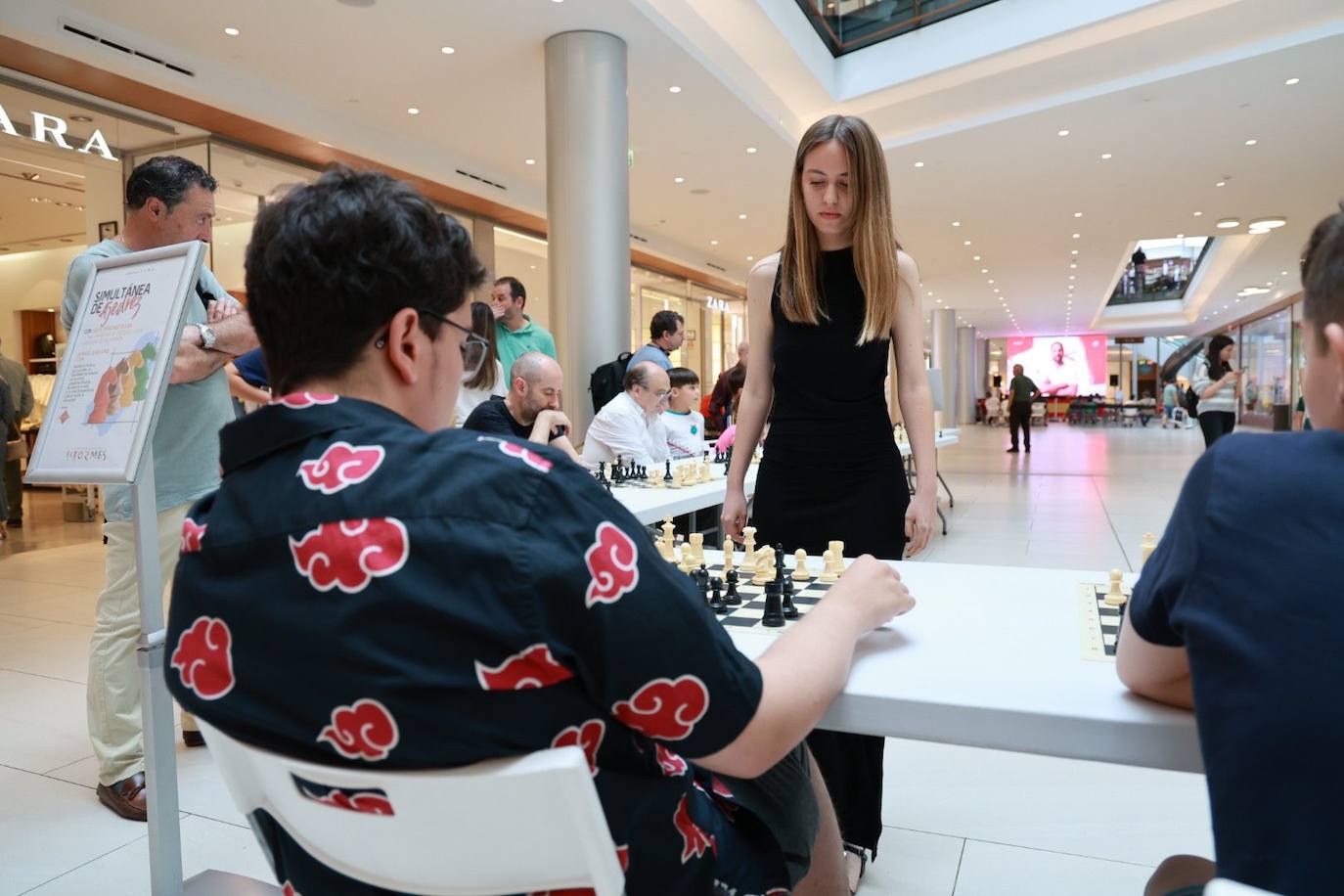 Espectacular partida simultánea de Lucía Sánchez en el Centro Comercial El Tormes