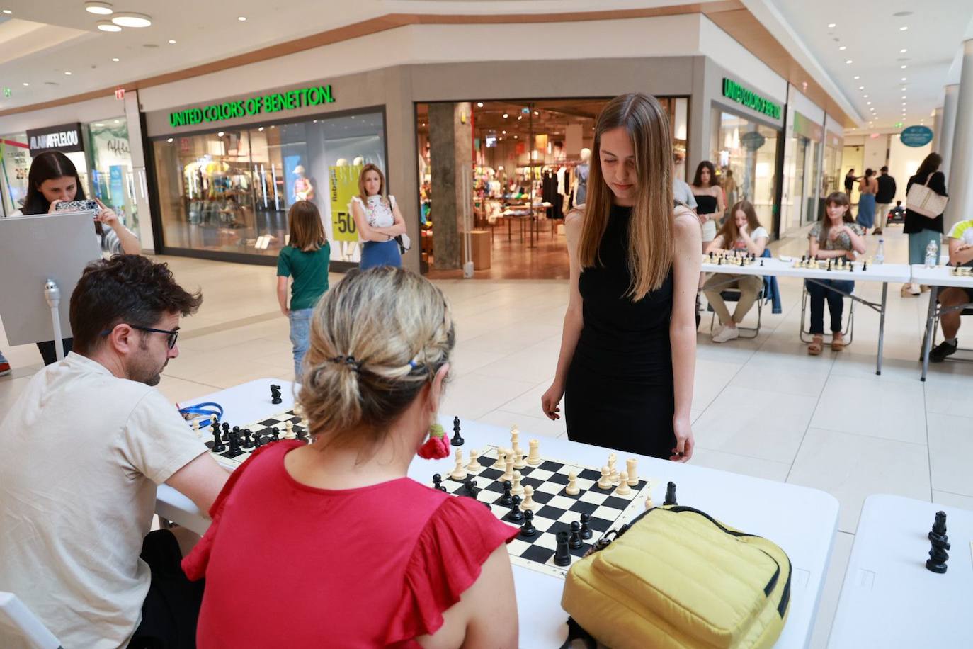 Espectacular partida simultánea de Lucía Sánchez en el Centro Comercial El Tormes