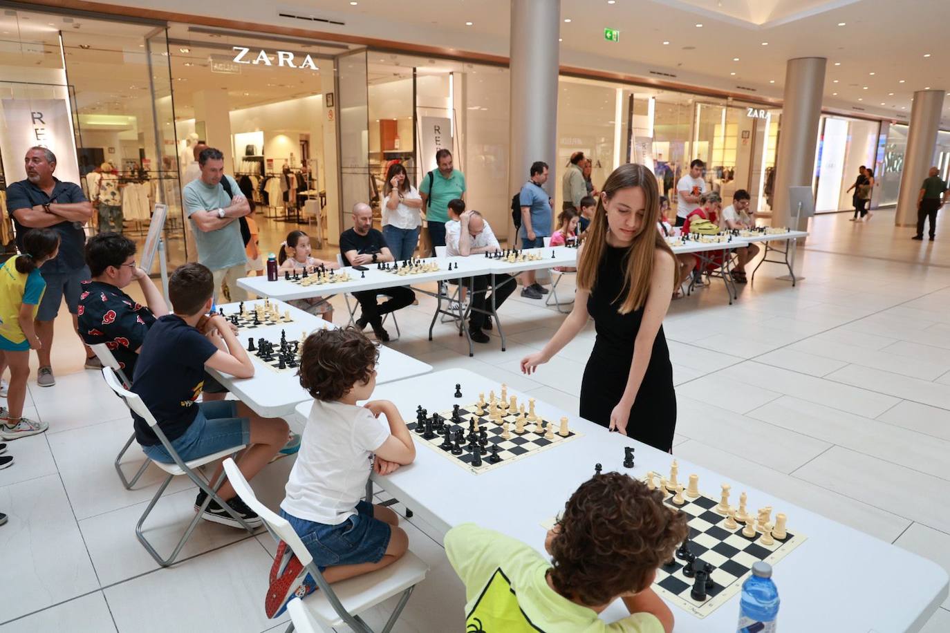Espectacular partida simultánea de Lucía Sánchez en el Centro Comercial El Tormes