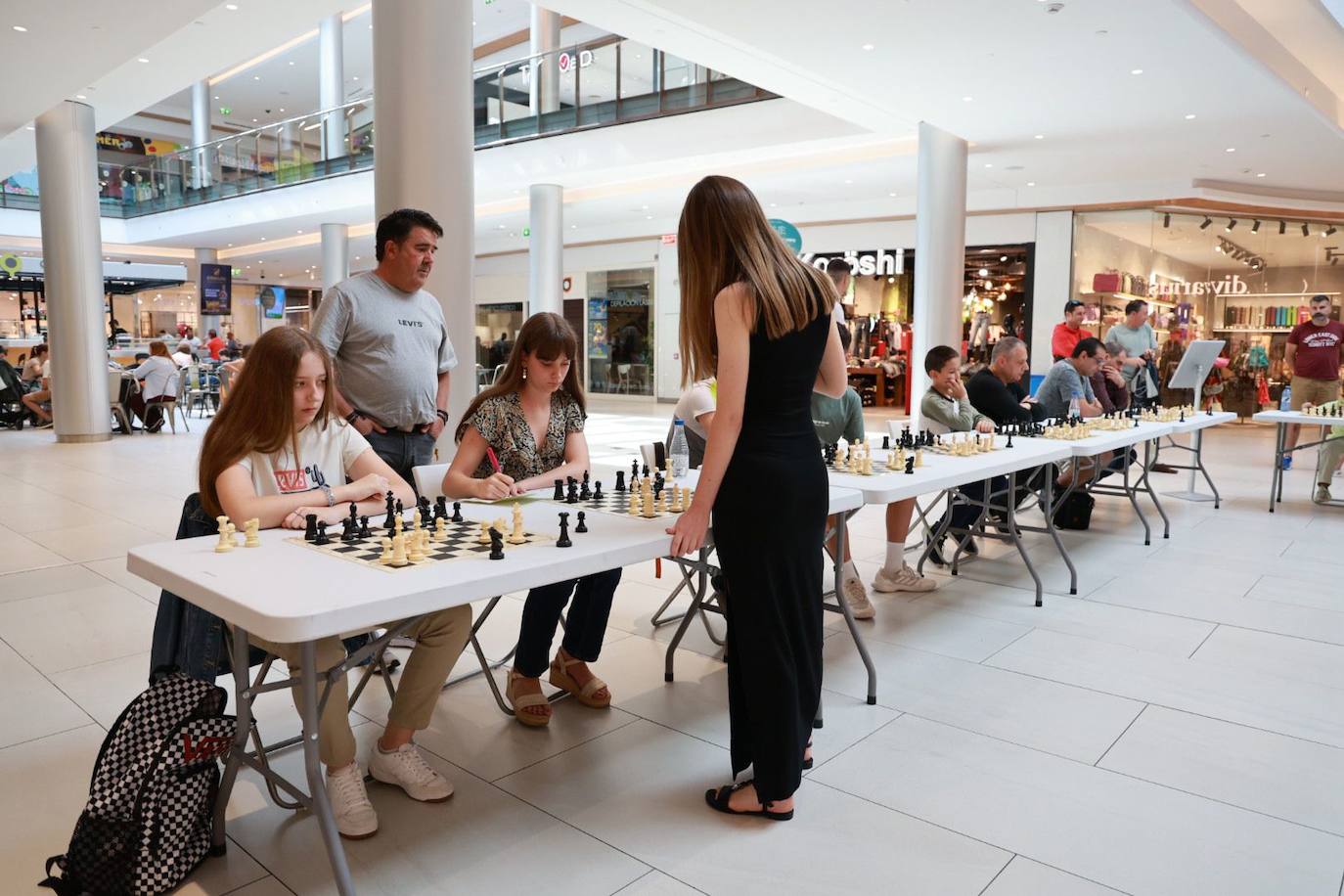 Espectacular partida simultánea de Lucía Sánchez en el Centro Comercial El Tormes