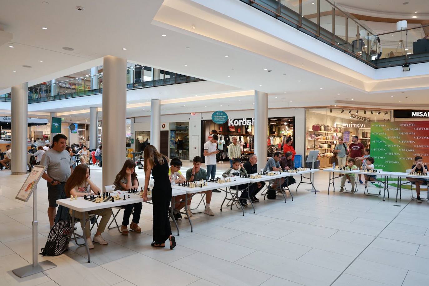 Espectacular partida simultánea de Lucía Sánchez en el Centro Comercial El Tormes