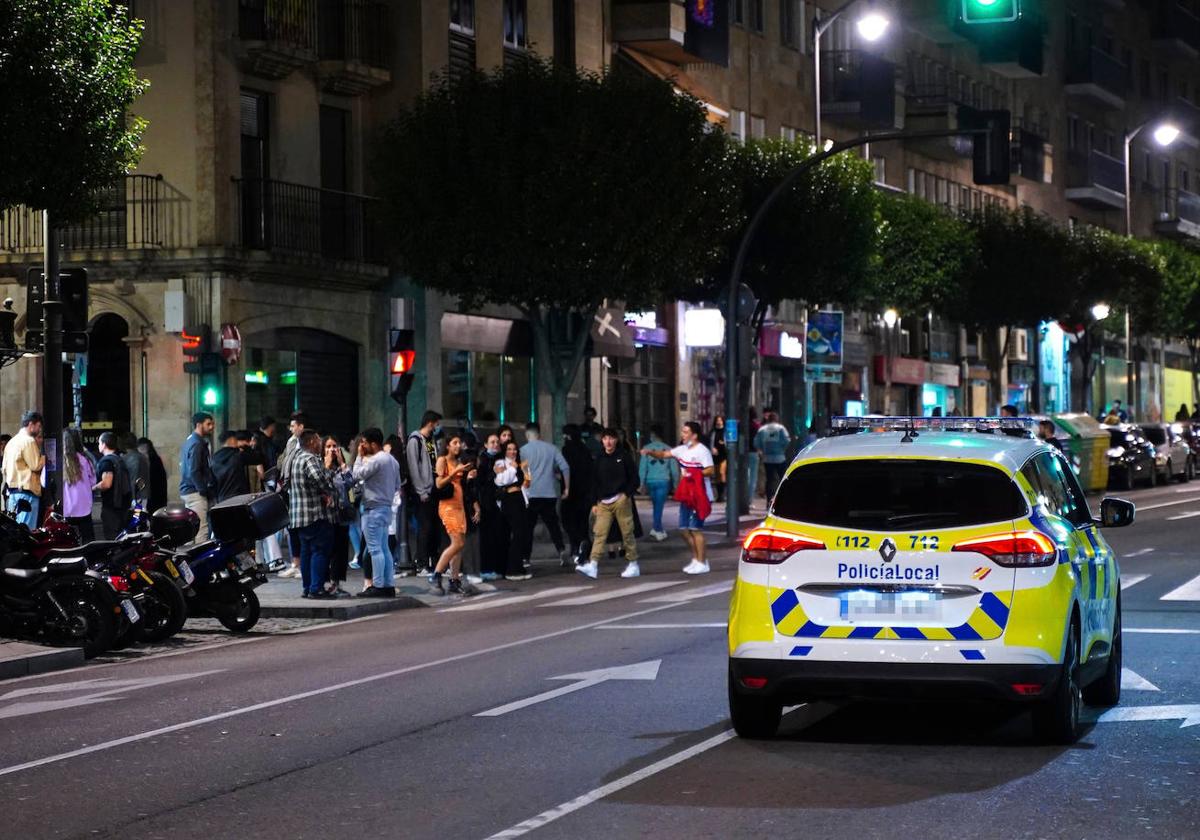 Un coche de la Policía Local de Salamanca circula por el centro de la capital.