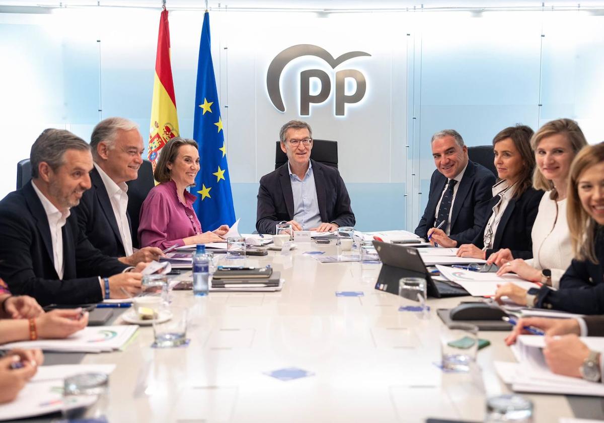 El presidente del PP, Alberto Núñez Feijóo, preside la reunión del comité de dirección del PP un día después de las elecciones vascas.