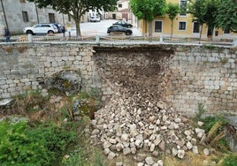 Imagen del derrumbe del tramo de muralla en Ledesma producido el pasado sábado.