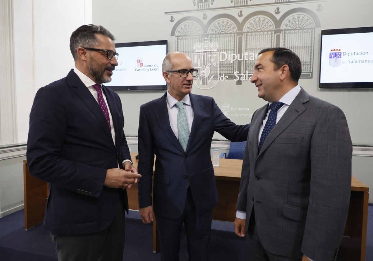 Ángel Peralvo, Javier Iglesias y Eloy Ruiz en la presentación del programa de ayudas a los ayuntamientos