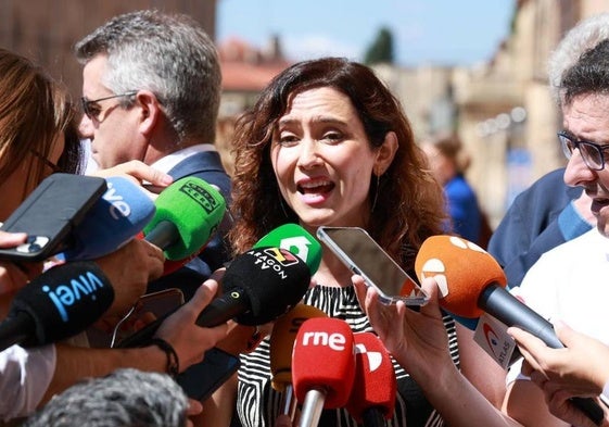 La presidenta de la Comunidad de Madrid, Isabel Díaz Ayuso, declara ante los medios en la antesala del acto del PP 'Por una EBAU común'