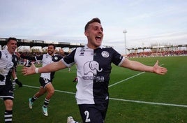 Celebración de un gol de Unionistas en el Reina Sofía.