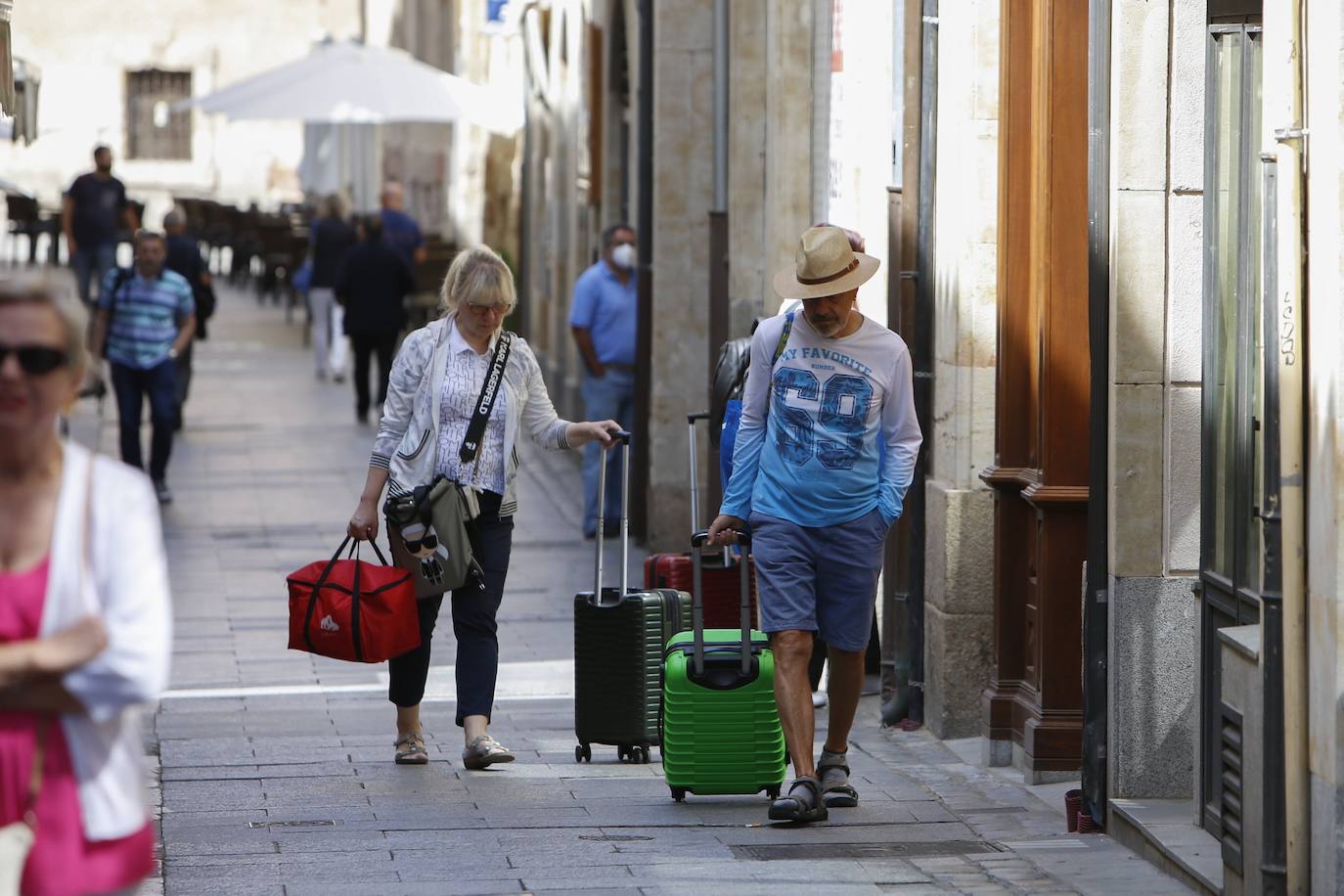 Turistas con maletas