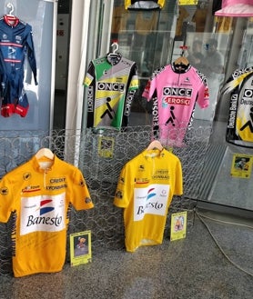 Imagen secundaria 2 - La exposición cuenta con 52 maillots relacionados con el Tour de Francia.