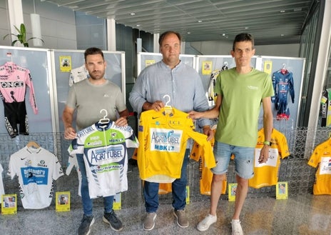 Imagen secundaria 1 - La exposición cuenta con 52 maillots relacionados con el Tour de Francia.