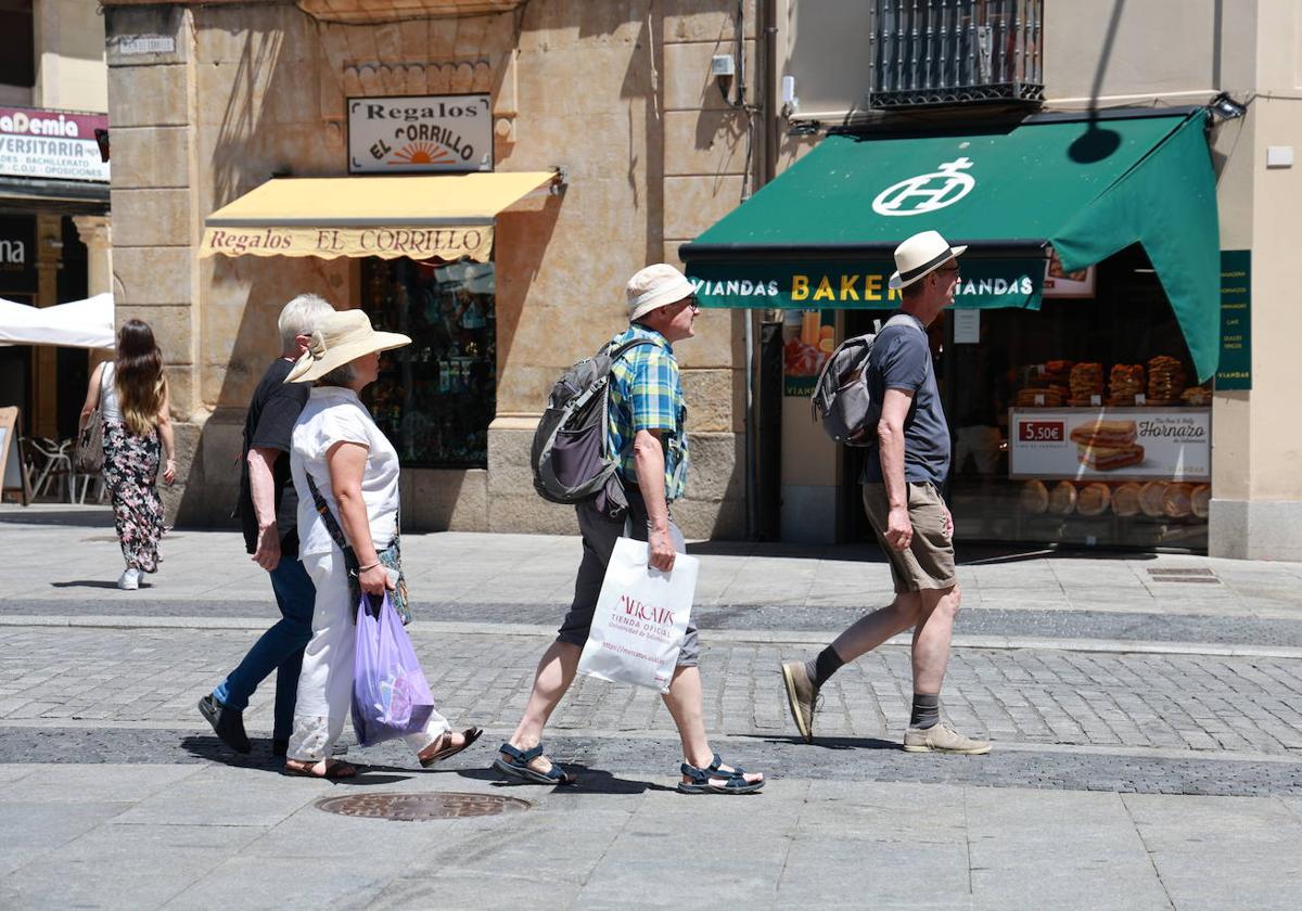 Un grupo de personas disfrutan del sol y del buen tiempo en la ciudad.