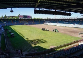 Vista general del estadio Helmántco desde el Fondo Norte en plenas obras de sustitución del viejo césped del Helmántico.