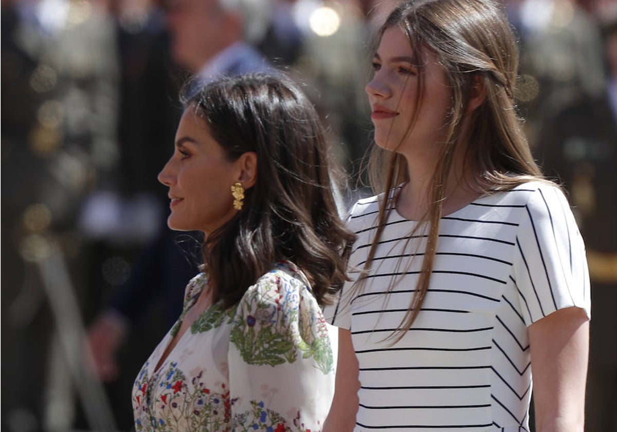 La infanta Sofía junto con su madre, la Reina Letizia, durante la entrega del despacho de dama alférez a la Princesa Leonor