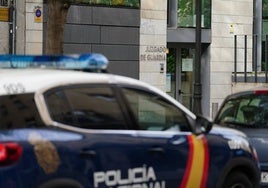 Imagen de un coche de la Policía Nacional en pleno centro de Salamanca.