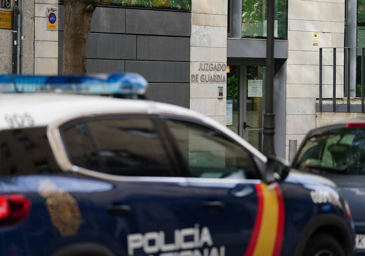 Imagen de un coche de la Policía Nacional en pleno centro de Salamanca.