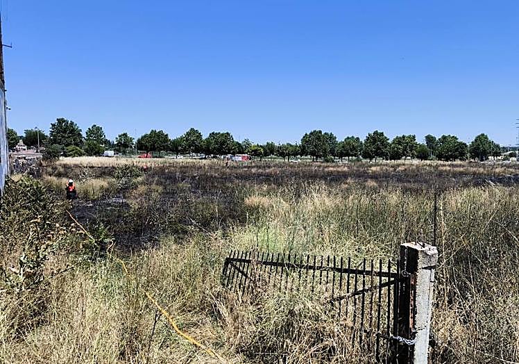 Bomberos enfrían el lugar del incendio