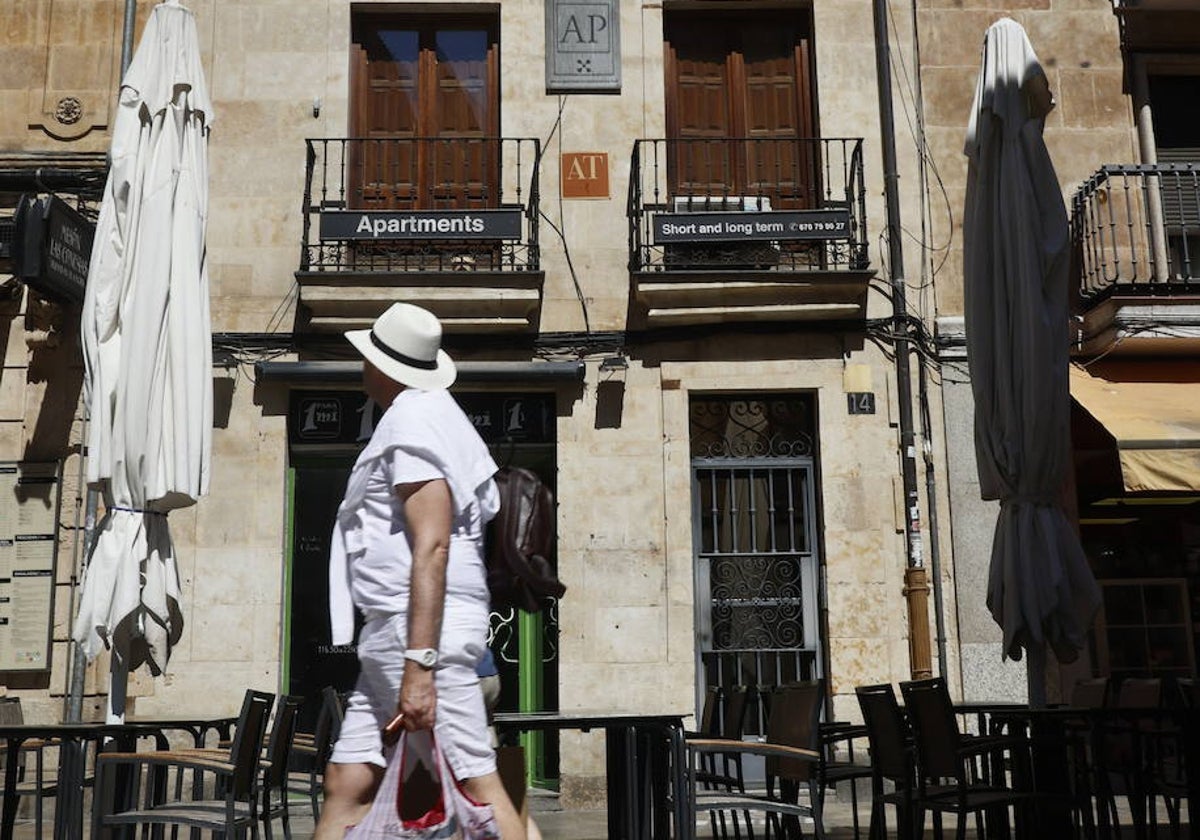 Fachada de un edificio de la ciudad con apartamentos turíticos.