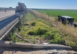 Camión volcado junto a la A-50