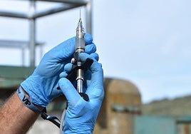 Un veterinario, con una vacuna.