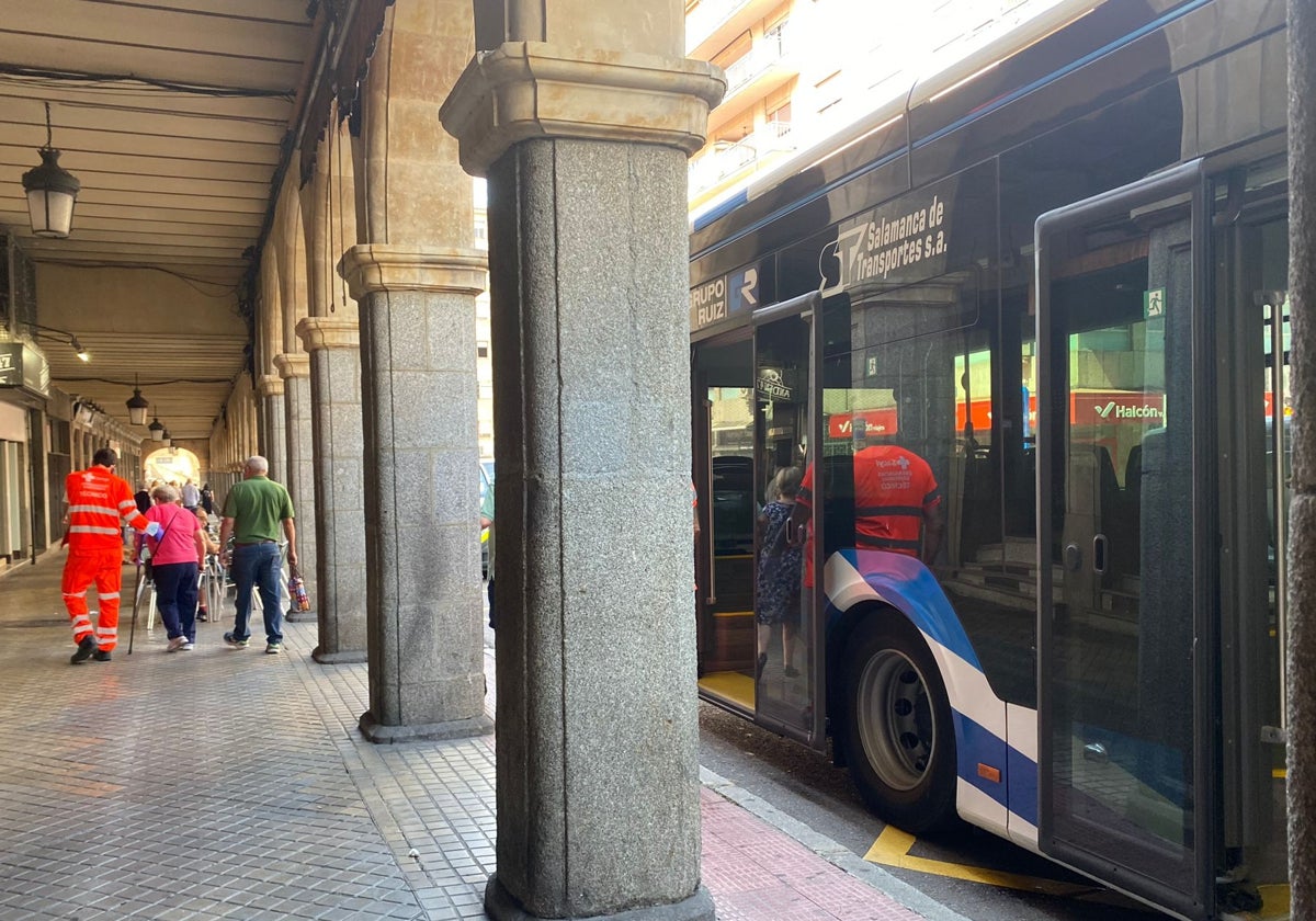 Personal del Sacyl con la mujer herida en Gran Vía.