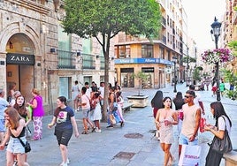 Público en la céntrica calle Toro de Salamanca, la más cara para comprar y alquilar locales de la ciudad.