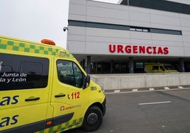 Una ambulancia de Sacyl realiza un traslado al Hospital de Salamanca.