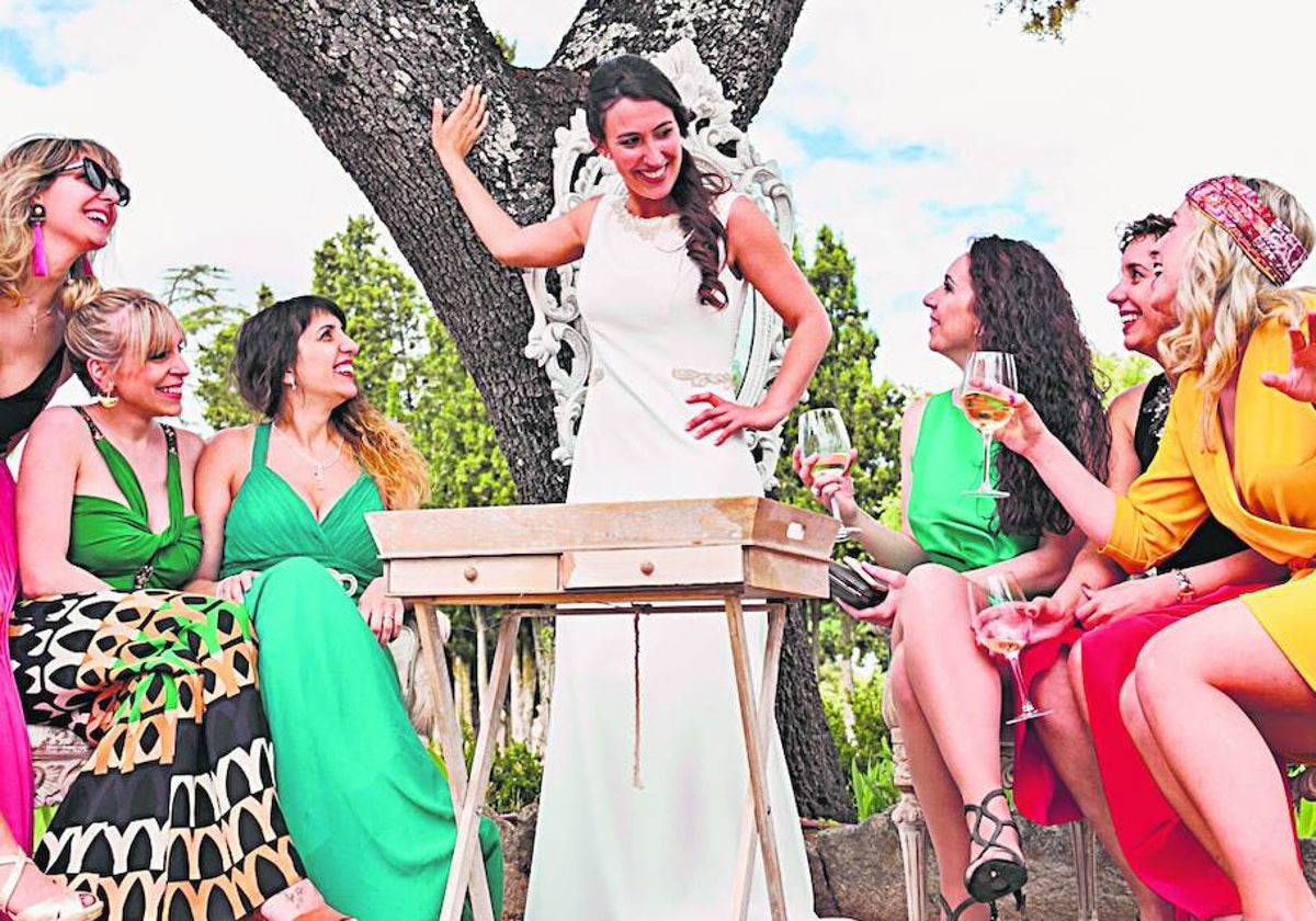 Las amigas e invitadas de la boda de Rocío, la novia, disfrutando del enlace.