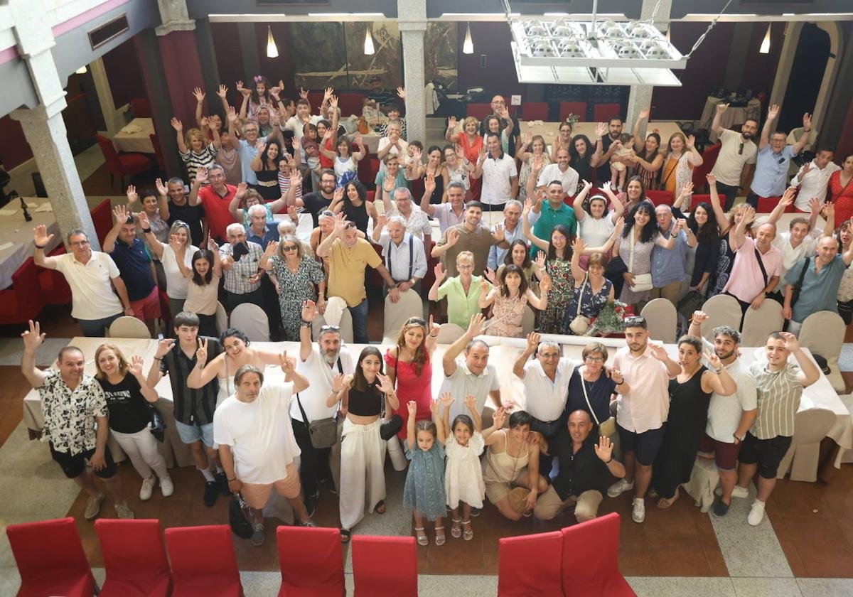 Foto para el recuerdo tomada por la familia de los 120 que se reunieron para conocer su árbol genealógico.