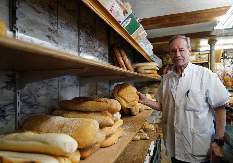 Santiago trabajando en la panadería 'Los Soportales'