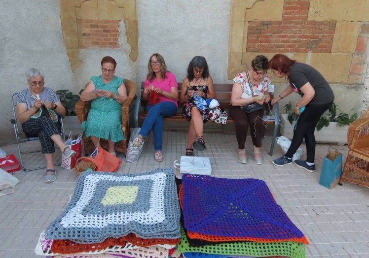 Cada uno de los cuadrados debe medir 40 centímetros de cada lado. Se ha seguido un patrón específico, no obstante en cuanto a colores se refiere se ha dejado rienda suelta a la creatividad. Uno de los logros es que no hay dos iguales.