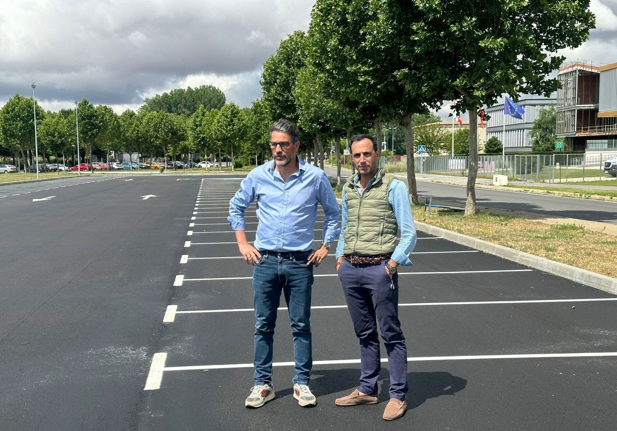 El alcalde, Ángel Peralvo, y el edil Salvador Ruano, en el nuevo aparcamiento de Villamayor de Armuña.