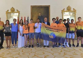 Alberto Bravo, acompañado por miembros de la Escuela Salmantina de Triatlón, el alcalde, Carlos Carbayo, y la concejala de Deportes, Almudena Parres.