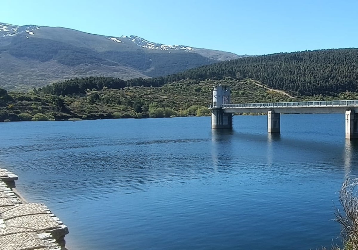 Imagen del embalse de Navanuño, en Cantedlario, de donde se captará el agua para la Sierra de Francia.