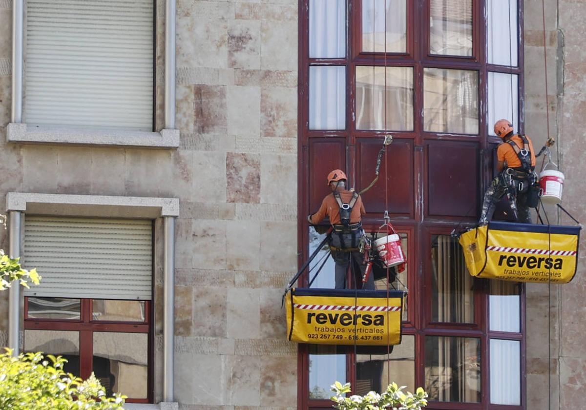 Trabajadores de una empresa salmantina, durante su jornada laboral.