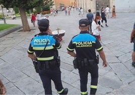 Agentes de la Policía Local patrullan por la zona donde tuvo lugar el altercado.