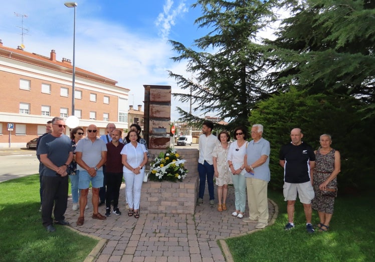 Asistentes al homenaje a las víctimas del polvorín.