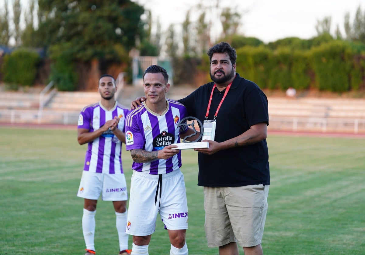 Miguel Ángel Sandoval entrega a Roque Mesa el trofeo del Memorial UDS en 2022.