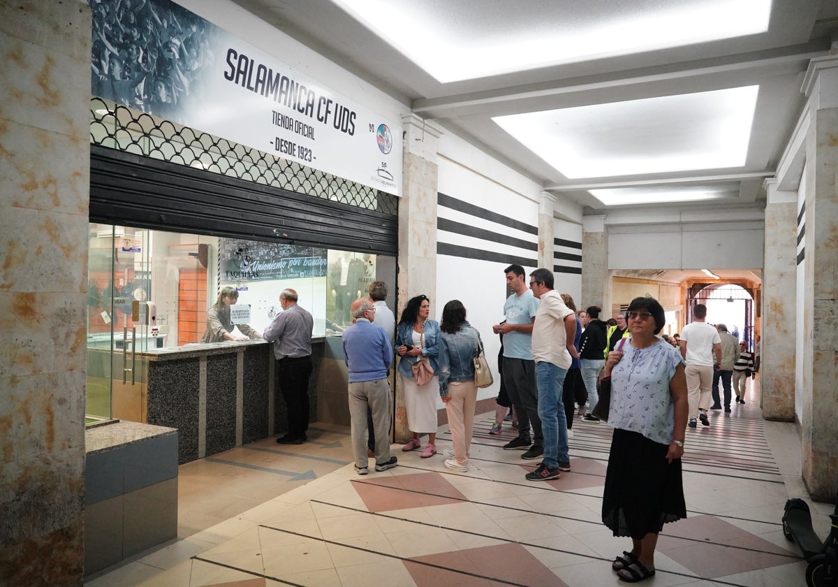 Aficionados en la Boutique del Salamanca UDS.