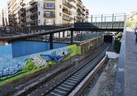 Obra en ejecución del artista Rober Bece junto al apeadero de La Alamedilla, ayer.