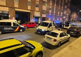 Efectivos policiales en el lugar tras el grave accidente.